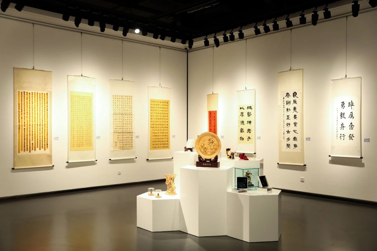 图为残疾人艺术作品展示